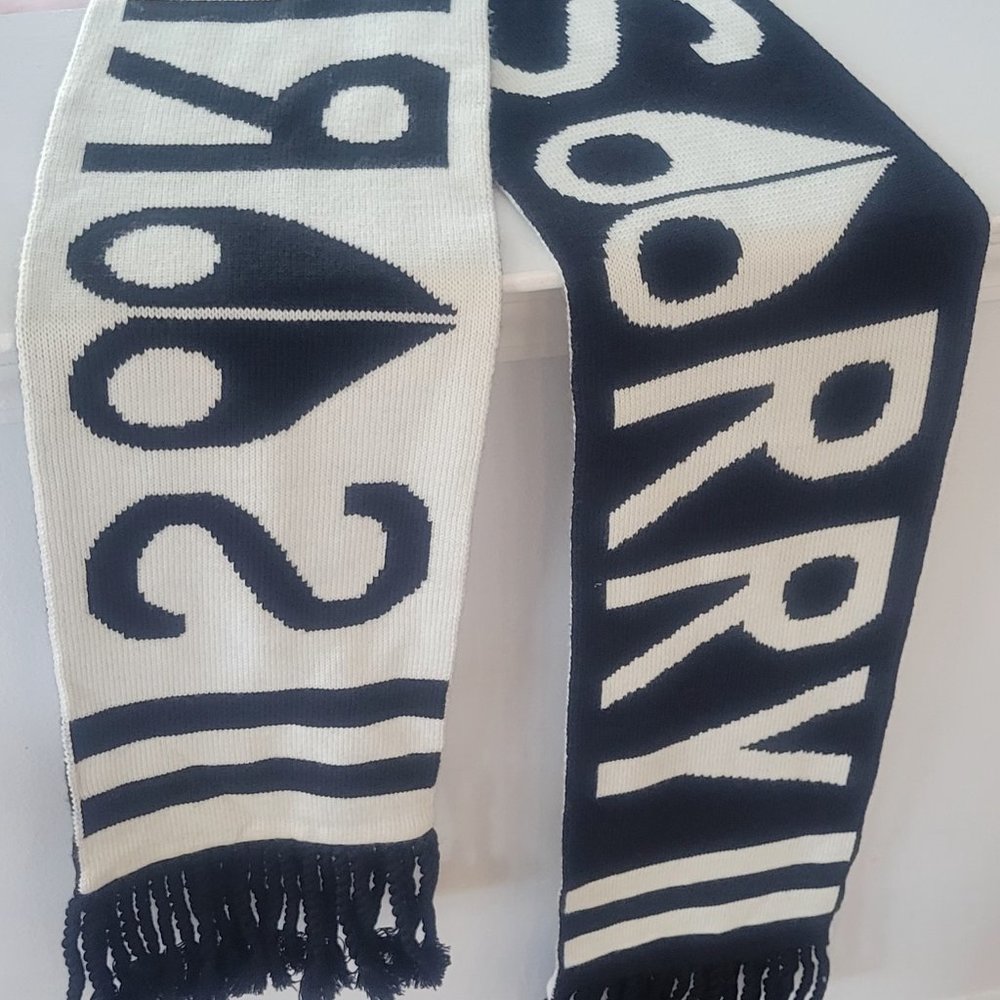 Moose knuckles black and white reversible scarf brand NEW